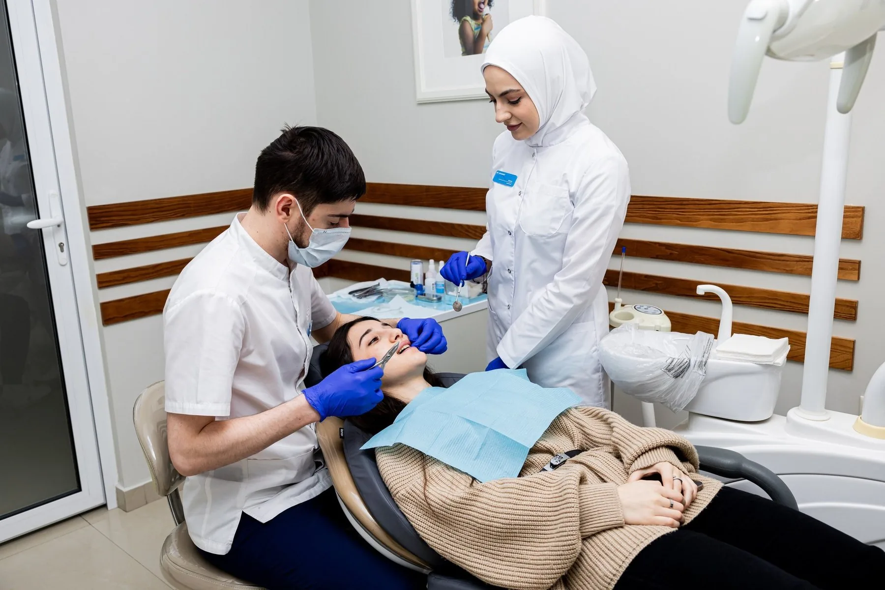 Приём пациента в четыре руки: врач и ассистент